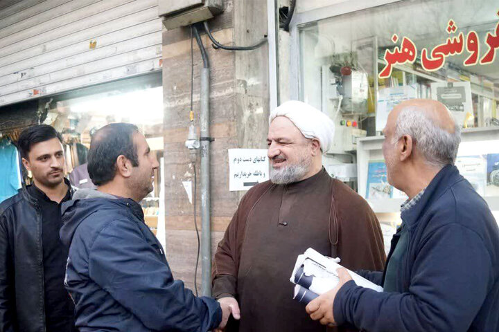 کتاب‌گردی حمید رسایی در خیابان انقلاب؛ گفت‌وگو با کتاب‌فروشان در قلب پایتخت