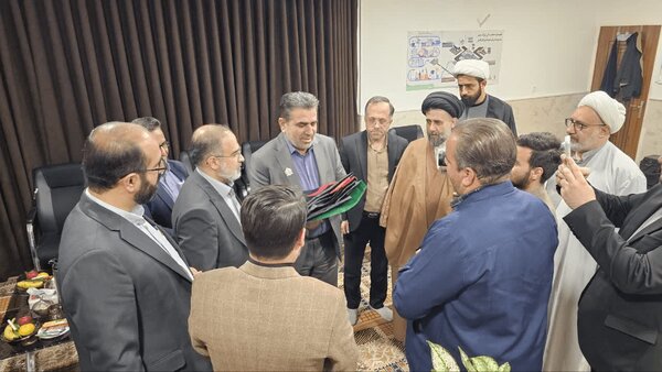 اهدای نشان «سفیر کرامت» به رئیس کمیسیون اجتماعی مجلس