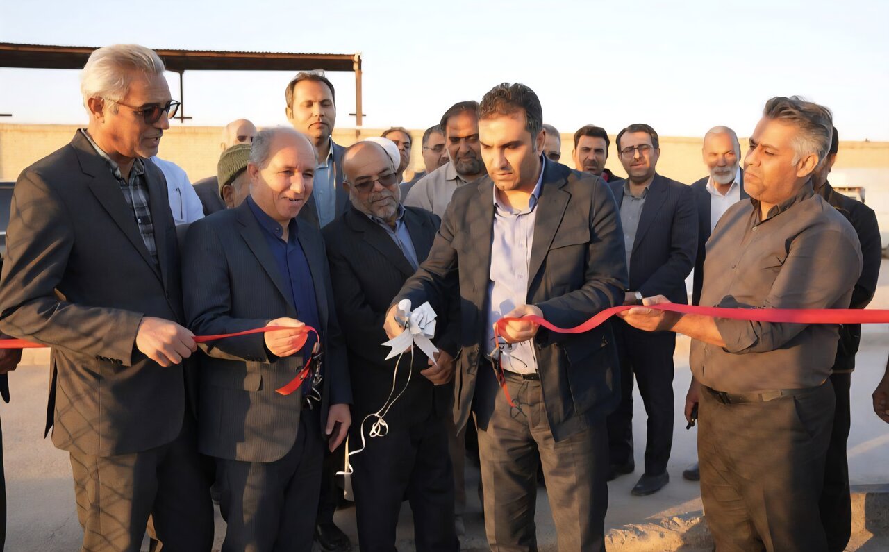 بهره‌برداری از زمین چمن مصنوعی روستای چاه‌افضل با اعتبار ۳ میلیارد تومان/تأکید پوردهقان بر اجرای پروژه احداث ورزشگاه ۱۰ هزار نفری چادرملو - خانه ملت