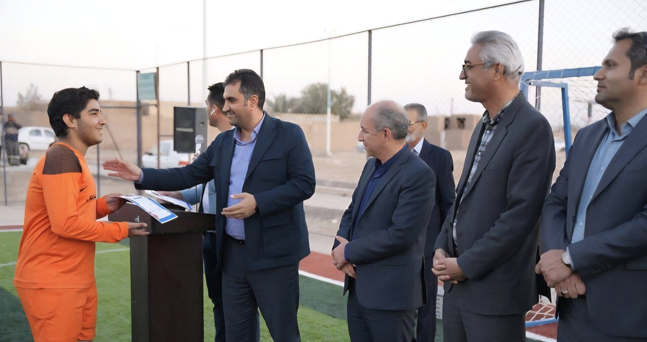 بهره‌برداری از زمین چمن مصنوعی روستای چاه‌افضل با اعتبار ۳ میلیارد تومان/تأکید پوردهقان بر اجرای پروژه احداث ورزشگاه ۱۰ هزار نفری چادرملو