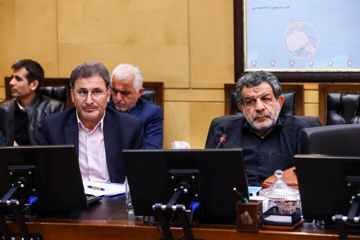 نشست سه شنبه ۴ آذرماه کمیسیون صنایع و معادن با حضور وزیر اقتصاد