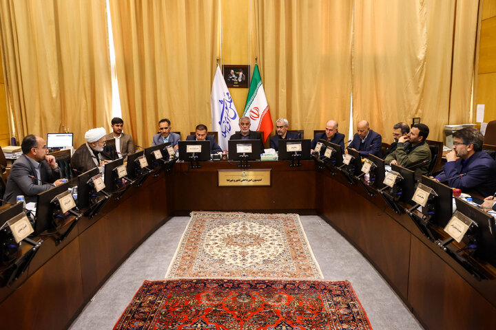 نشست سه شنبه ۴ آذرماه کمیسیون شوراهای مجلس با حضور وزیر اقتصاد