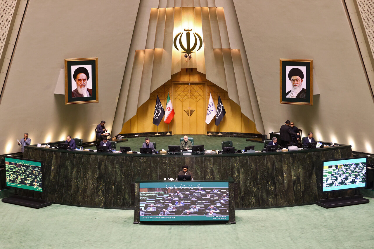 نشست علنی امروز ۴ آذر ماه مجلس آغاز شد