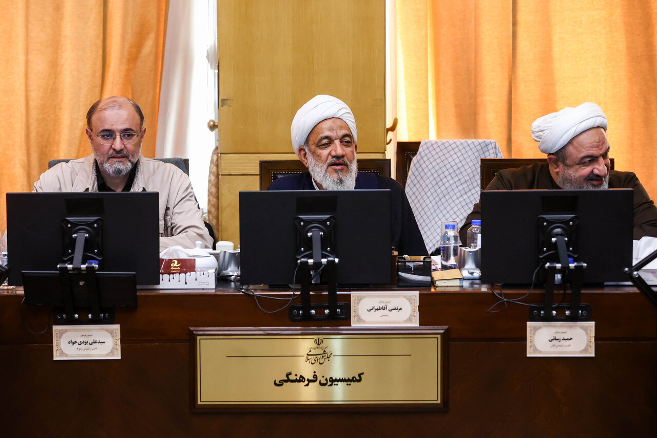 انتقاد نمایندگان کمیسیون فرهنگی از توقف یکساله جلسات اجرای سند ملی مطالعه در نهاد کتابخانههای عمومی/ تمرکز دولت بر تکمیل پروژههای تولید کاغذ داخل باشد