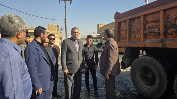 به همت موسوی‌زاده ۱۱۵ تن قیر رایگان برای پروژه‌های کوت‌عبدالله اختصاص می‌یابد / مشکلات راه، آب، برق و معابر روستاهای حبیشی و حمیدانیه رفع می‌شود