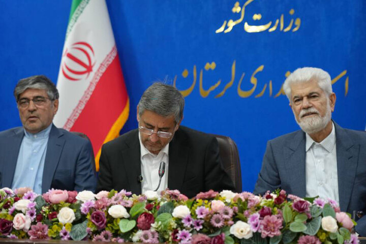 نشست اعضای کمیسیون بهداشت و درمان مجلس با شورای توسعه و برنامه ریزی استان لرستان