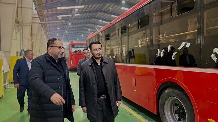 بازدید منفکرآزاد از خطوط تولید اتوبوس‌های درون‌شهری/پیگیری نوسازی ناوگان شهری،راهی برای هوای پاک‌تر