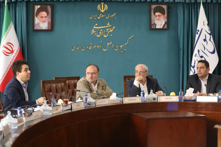 نشست کمیسیون اصل نود در خصوص عدم اجرای قوانین مرتبط با حقوق نخبگان علمی کشور