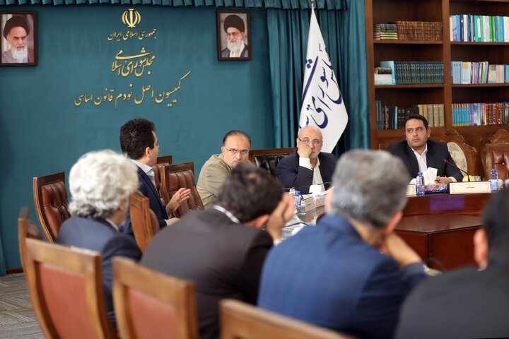 نشست کمیسیون اصل نود در خصوص عدم اجرای قوانین مرتبط با حقوق نخبگان علمی کشور