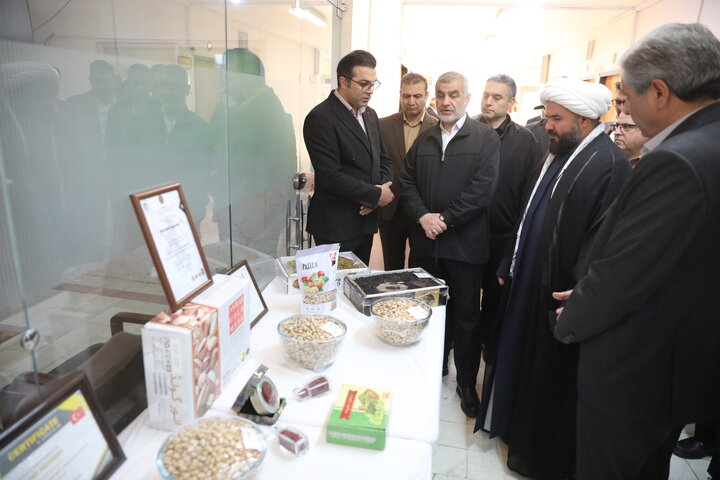 بازدید نایب رئیس مجلس شورای اسلامی از نمایشگاه محصولات غذایی و صنایع دستی و صنایع کاشی شهرستان کاشمر