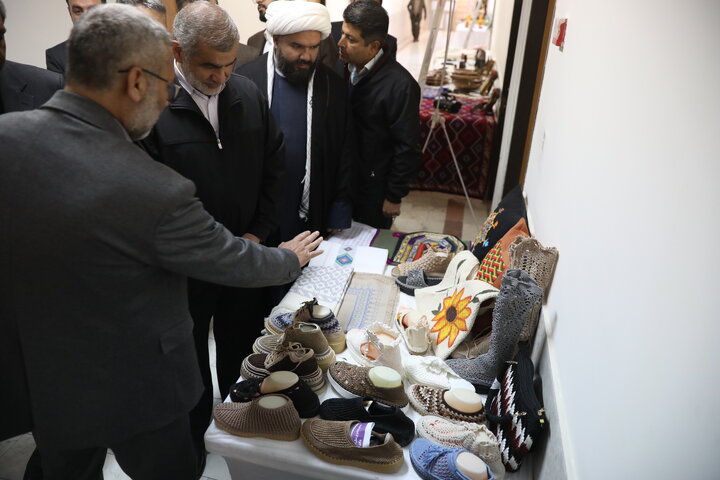 بازدید نایب رئیس مجلس شورای اسلامی از نمایشگاه محصولات غذایی و صنایع دستی و صنایع کاشی شهرستان کاشمر