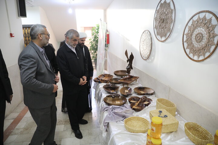 بازدید نایب رئیس مجلس شورای اسلامی از نمایشگاه محصولات غذایی و صنایع دستی و صنایع کاشی شهرستان کاشمر