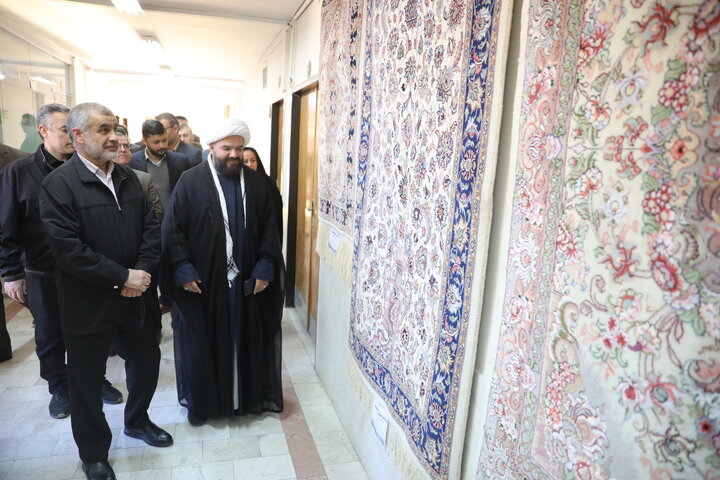 بازدید نایب رئیس مجلس شورای اسلامی از نمایشگاه محصولات غذایی و صنایع دستی و صنایع کاشی شهرستان کاشمر