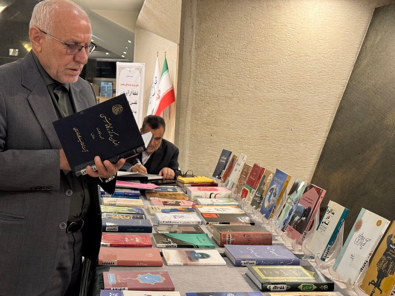 برپایی نمایشگاه «قلم‌های ماندگار» در خانه ملت؛ نمایش ۴۰۰ کتاب از نمایندگان دوازده دوره پارلمان به مناسبت روز مجلس