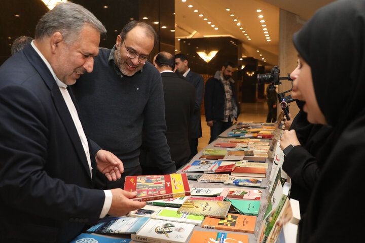 بازدید رئیس مجلس شورای اسلامی از نمایشگاه آثار مکتوب نمایندگان