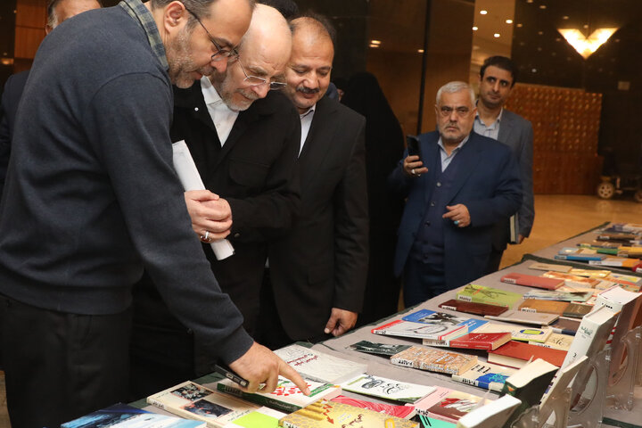 بازدید رئیس مجلس شورای اسلامی از نمایشگاه آثار مکتوب نمایندگان