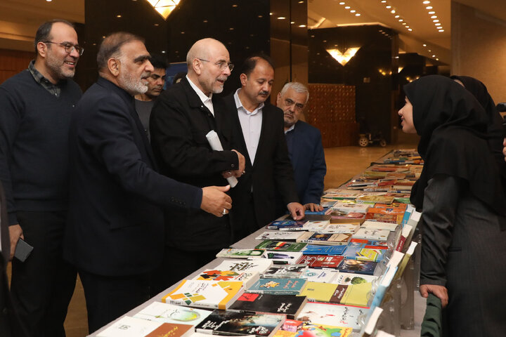 بازدید رئیس مجلس شورای اسلامی از نمایشگاه آثار مکتوب نمایندگان