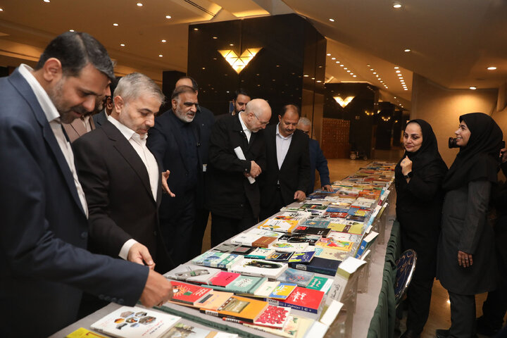 بازدید رئیس مجلس شورای اسلامی از نمایشگاه آثار مکتوب نمایندگان