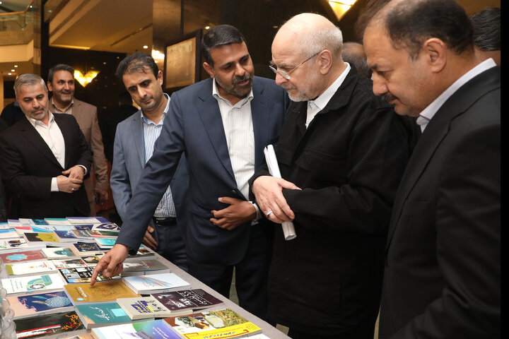 بازدید رئیس مجلس شورای اسلامی از نمایشگاه آثار مکتوب نمایندگان
