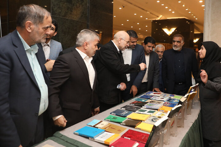 بازدید رئیس مجلس شورای اسلامی از نمایشگاه آثار مکتوب نمایندگان