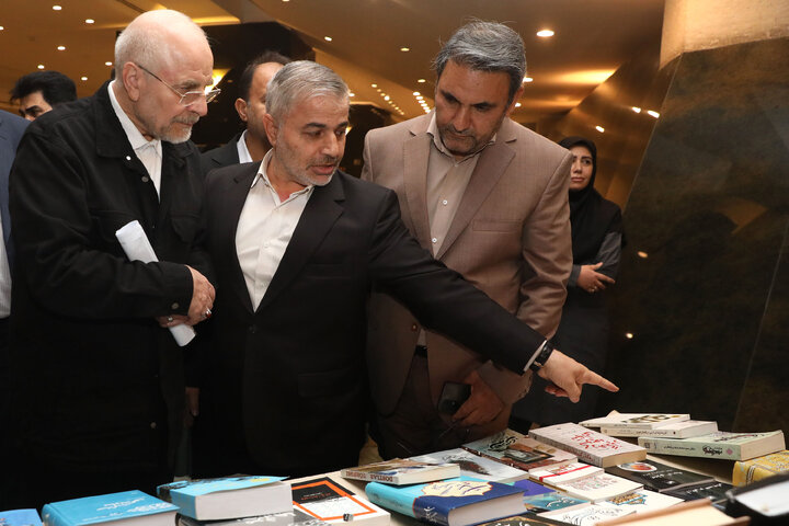 بازدید رئیس مجلس شورای اسلامی از نمایشگاه آثار مکتوب نمایندگان