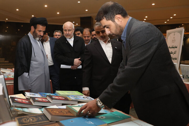 بازدید رئیس مجلس شورای اسلامی از نمایشگاه آثار مکتوب نمایندگان
