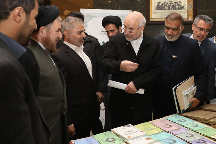 بازدید رئیس مجلس شورای اسلامی از نمایشگاه آثار مکتوب نمایندگان