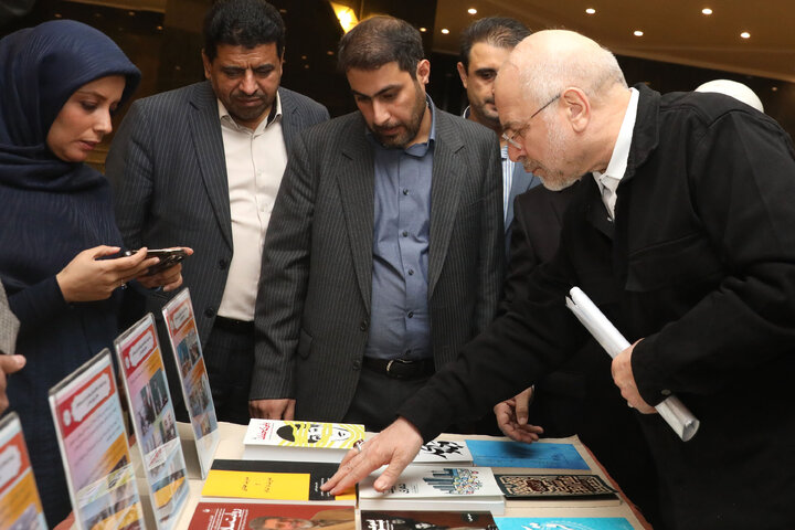 بازدید رئیس مجلس شورای اسلامی از نمایشگاه آثار مکتوب نمایندگان