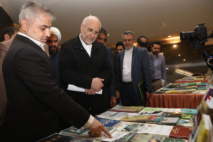 بازدید رئیس مجلس شورای اسلامی از نمایشگاه آثار مکتوب نمایندگان