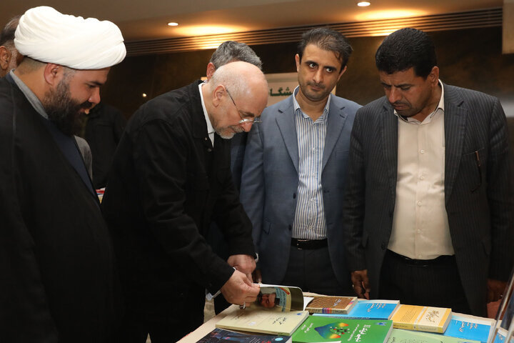 بازدید رئیس مجلس شورای اسلامی از نمایشگاه آثار مکتوب نمایندگان