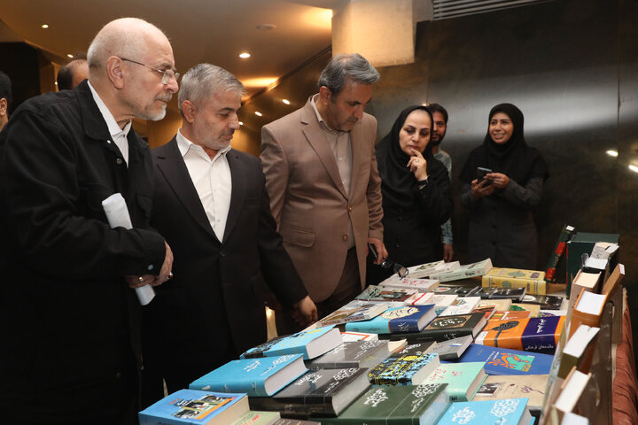 بازدید رئیس مجلس شورای اسلامی از نمایشگاه آثار مکتوب نمایندگان