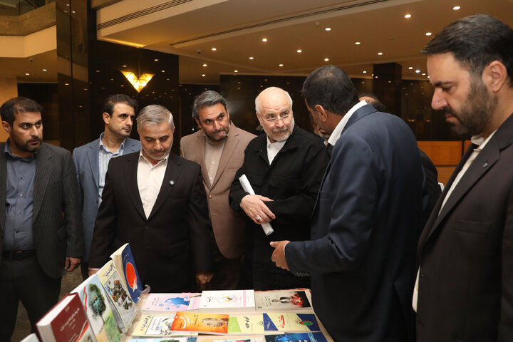 بازدید رئیس مجلس شورای اسلامی از نمایشگاه آثار مکتوب نمایندگان