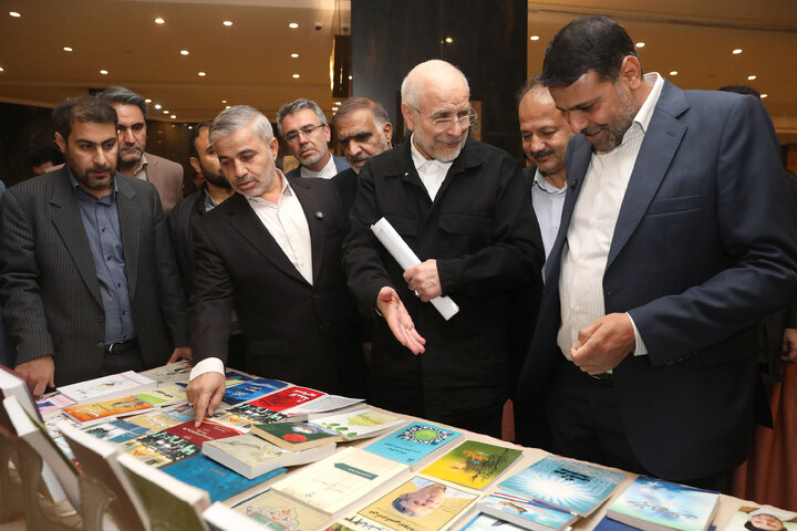 بازدید رئیس مجلس شورای اسلامی از نمایشگاه آثار مکتوب نمایندگان