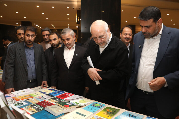 بازدید رئیس مجلس شورای اسلامی از نمایشگاه آثار مکتوب نمایندگان