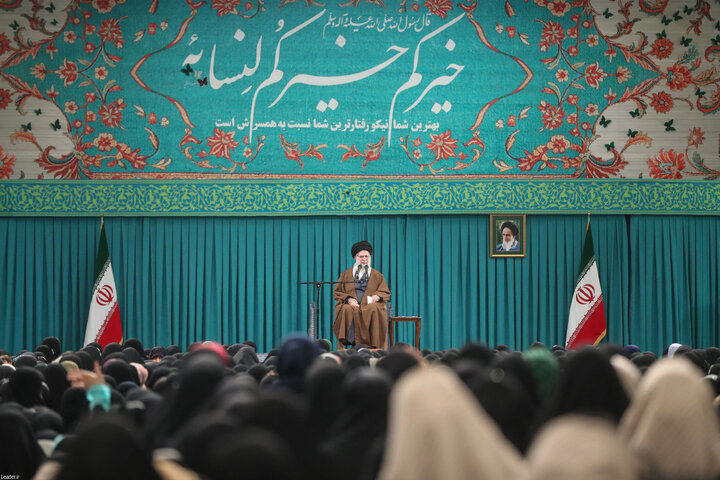 زن، کارگزار خانه نیست، مدیر است