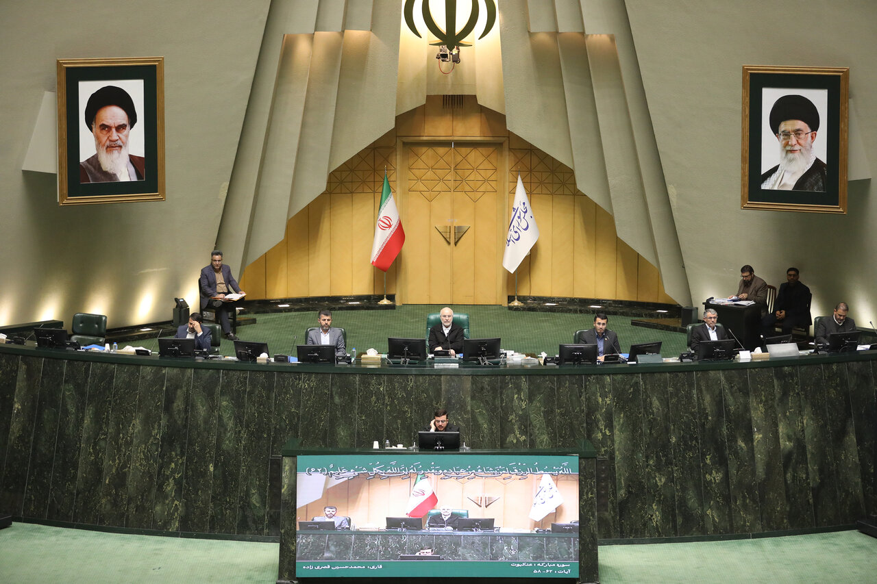 نشست علنی ۱۲ آذرماه مجلس آغاز شد