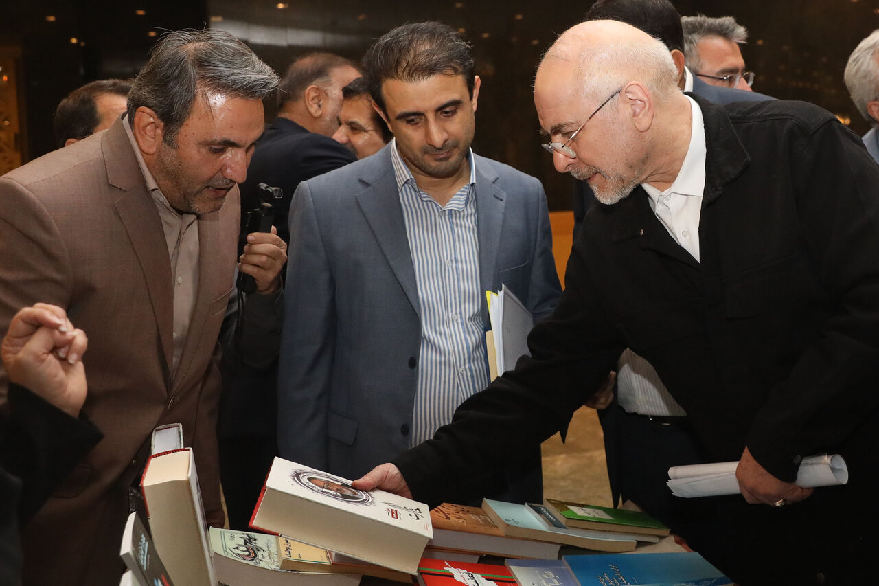بازدید رئیس مجلس شورای اسلامی از نمایشگاه آثار مکتوب نمایندگان