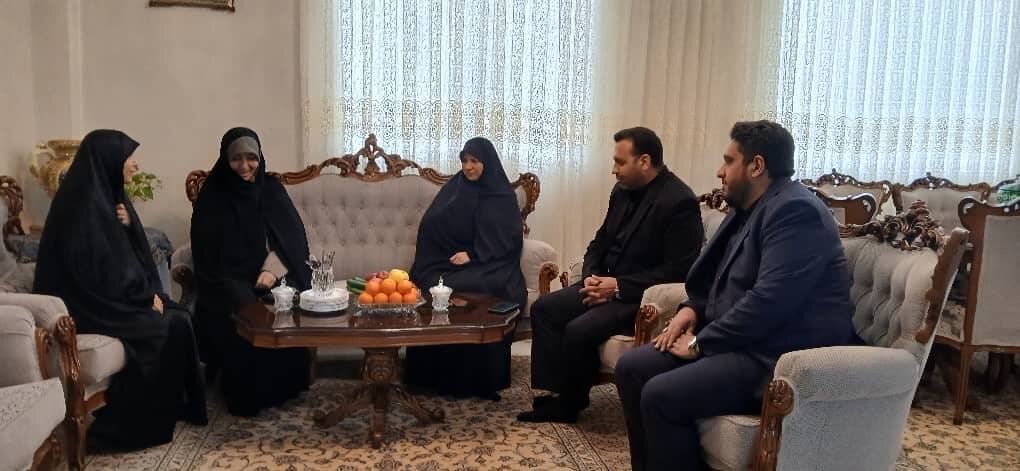 حضور الهام آزاد و الهه عطایی در منزل شهید محمدهاشمی در آستانه روز تکریم مادران و همسران شهدا