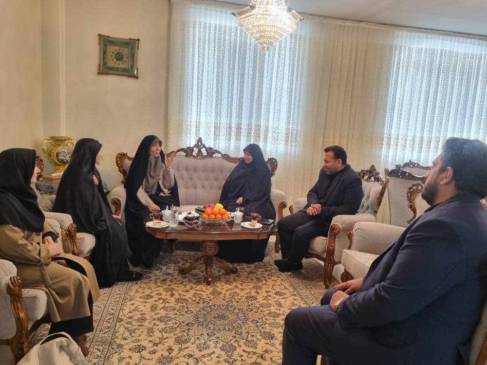 حضور الهام آزاد و الهه عطایی در منزل شهید محمدهاشمی در آستانه روز تکریم مادران و همسران شهدا
