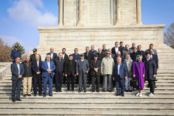 بازدید مهمانان خارجی اجلاس APA از آرامگاه فردوسی