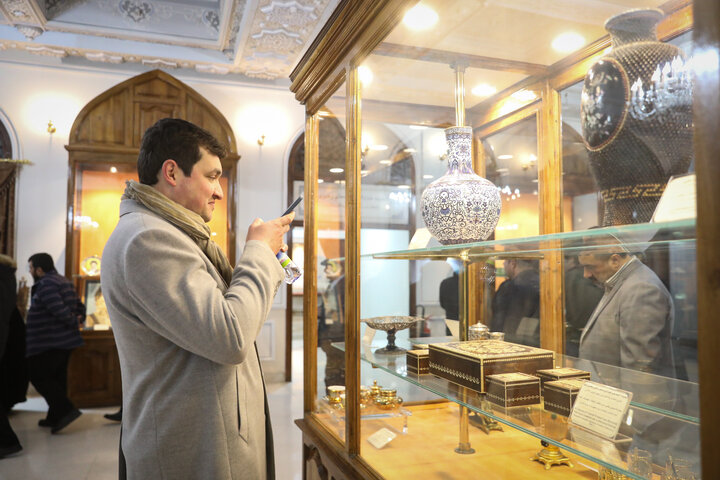 بازدید مهمانان خارجی اجلاس APA از موزه آستان قدس و صحن‌های حرم رضوی