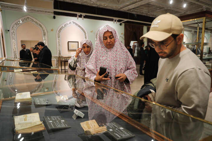 بازدید مهمانان خارجی اجلاس APA از موزه آستان قدس و صحن‌های حرم رضوی