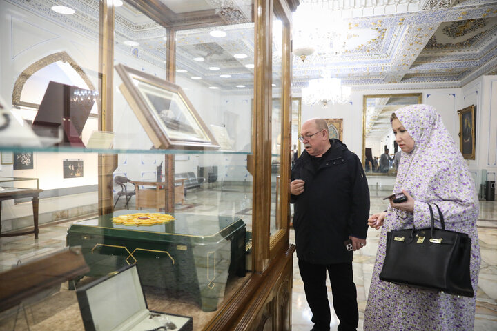 بازدید مهمانان خارجی اجلاس APA از موزه آستان قدس و صحن‌های حرم رضوی