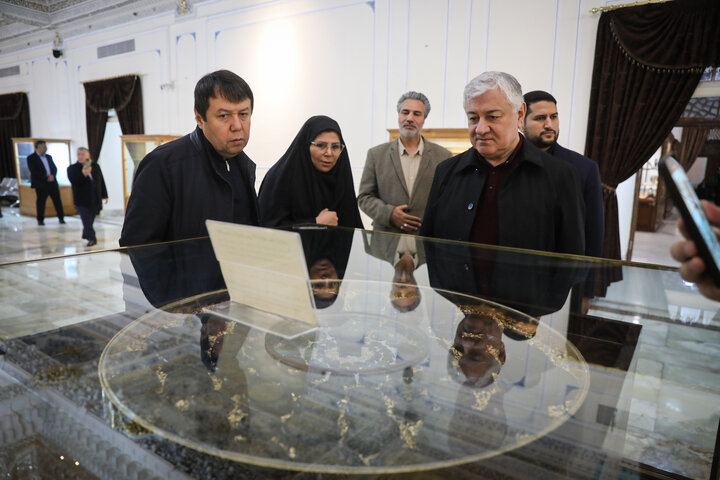 بازدید مهمانان خارجی اجلاس APA از موزه آستان قدس و صحن‌های حرم رضوی