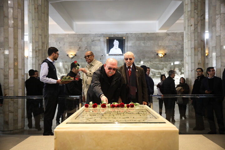 بازدید مهمانان خارجی اجلاس APA از آرامگاه فردوسی شهر مشهد