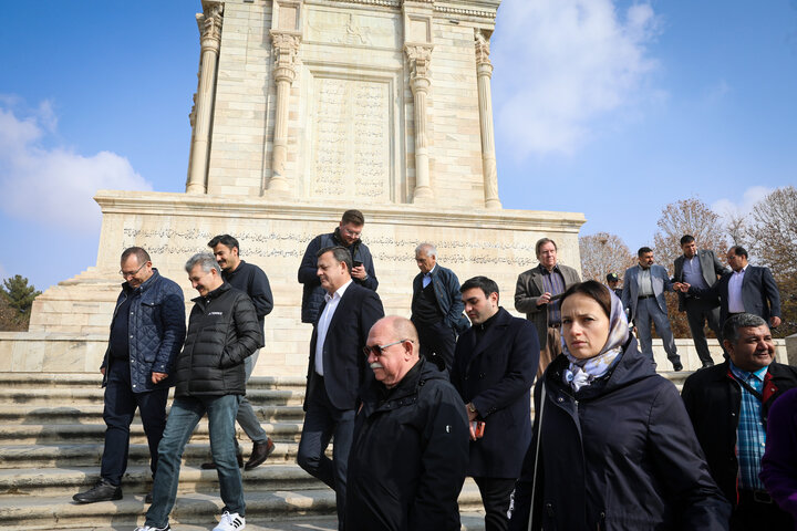 بازدید مهمانان خارجی اجلاس APA از آرامگاه فردوسی شهر مشهد