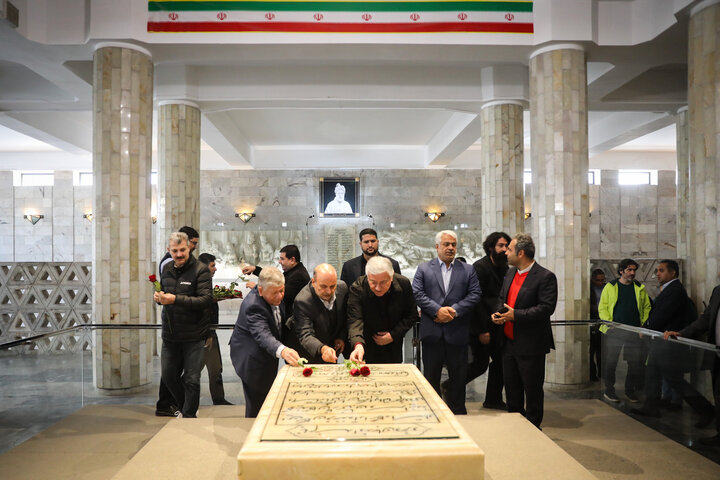 بازدید مهمانان خارجی اجلاس APA از آرامگاه فردوسی شهر مشهد