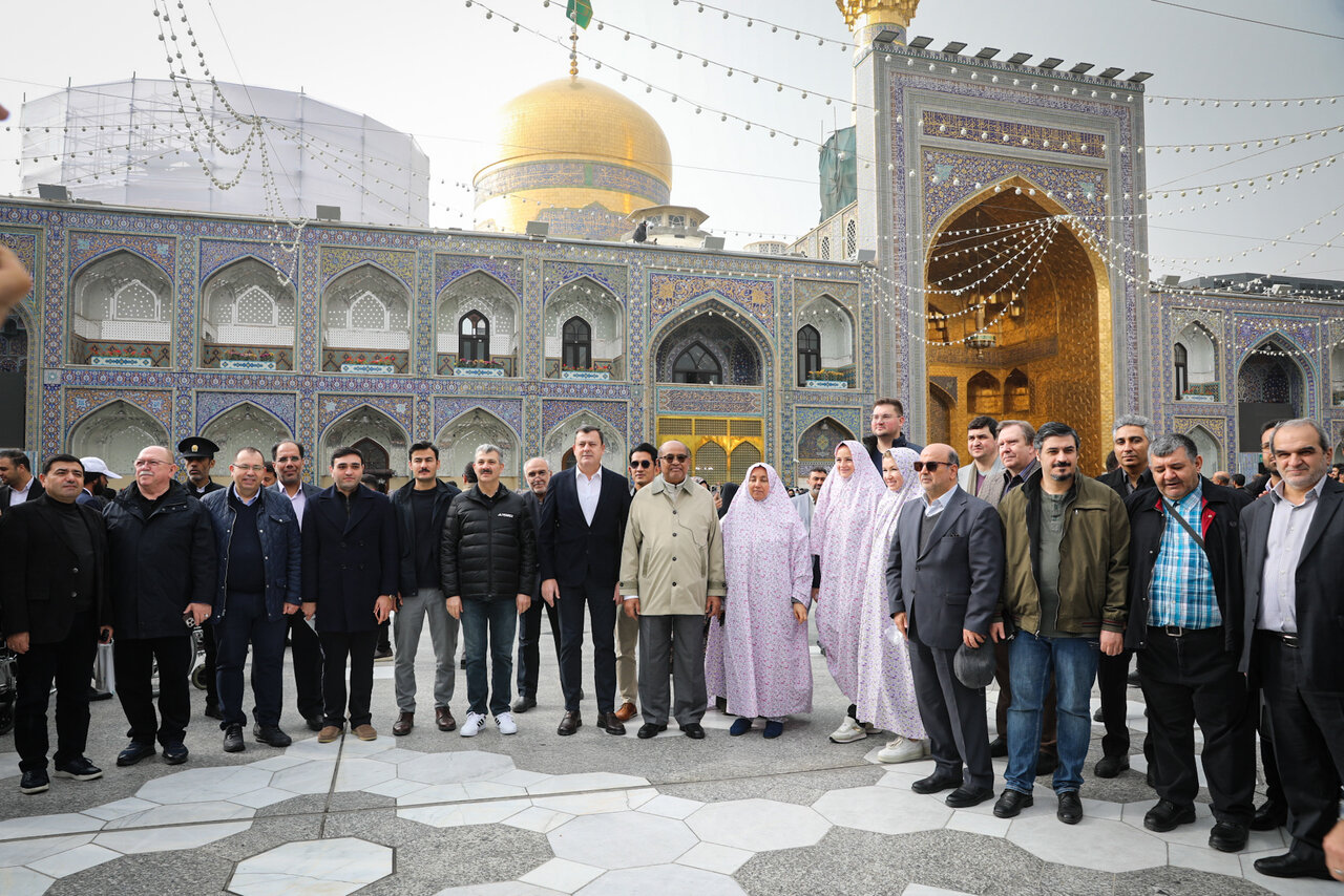 بازدید مهمانان خارجی اجلاس APA از موزه آستان قدس و صحن‌های حرم رضوی