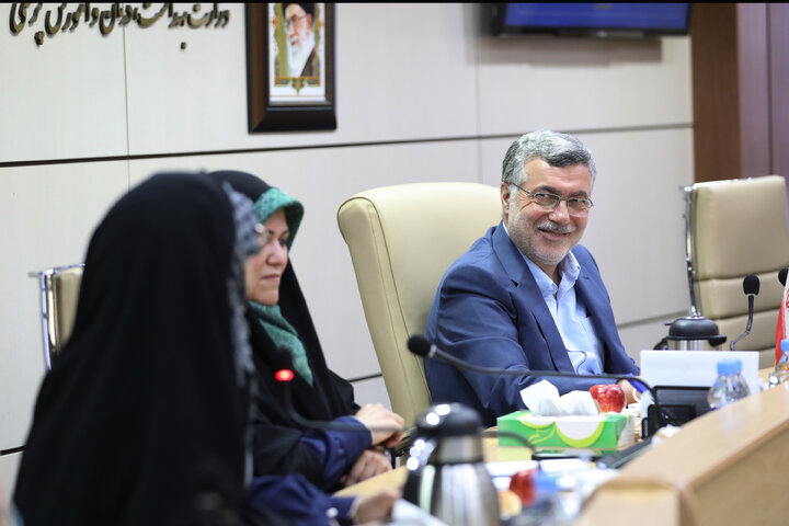 دیدار اعضای فراکسیون زنان و خانواده مجلس با وزیر بهداشت، درمان و آموزش پزشکی