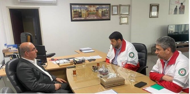 بررسی مشکلات زنبورداران و مبارزه با افت های گیاهی دریاچه پریشان